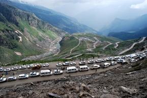 Himalayan Traffic - Rohtang Pass, Northern India